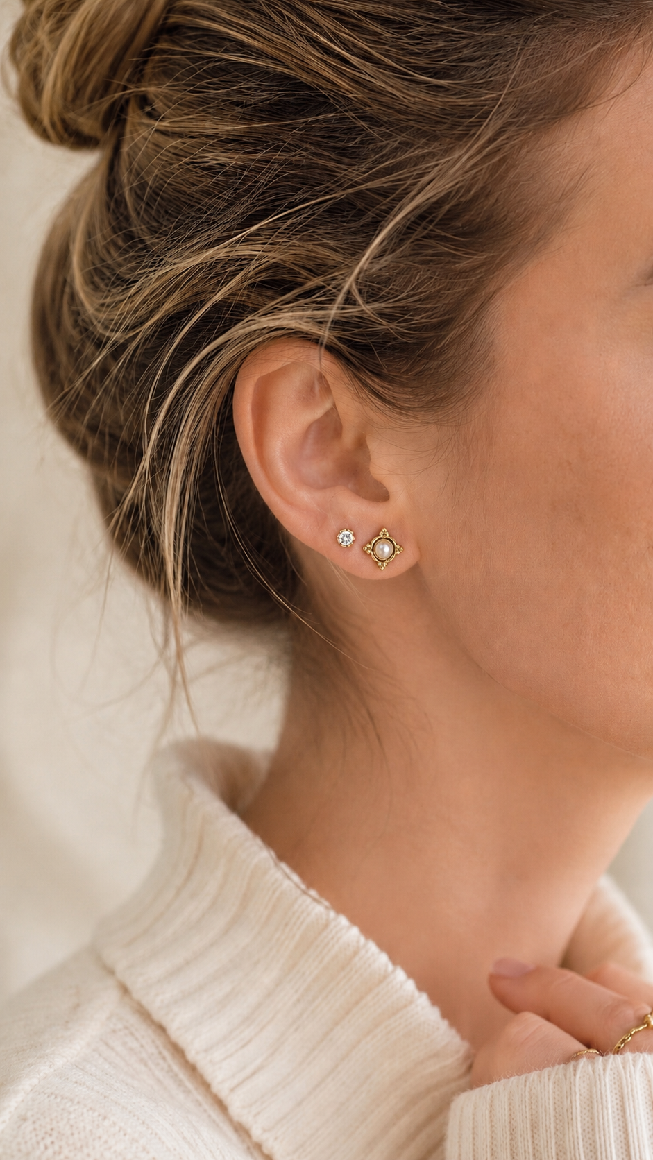 Vintage Square Pearl Studs Gold getragen – Royaler Vintage Perlenohrstecker Lifestyle Everyday – NEVAJA